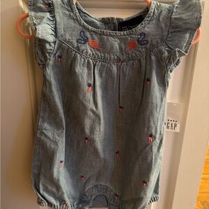 BABY GAP Blue Bodysuit with Peter rabbit theme